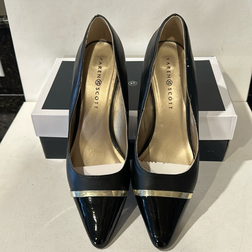 KAREN SCOTT BLACK TWO TONE PUMPS WITH GOLD TRIM